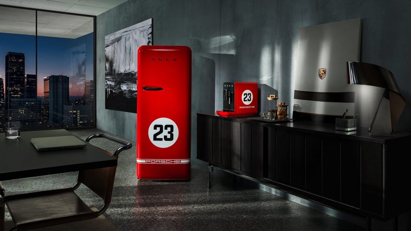Czerwona lodówka i ekspres Porsche x SMEG 917 Salzburg w nowoczesnym wnętrzu inspirowanym duchem Le Mans