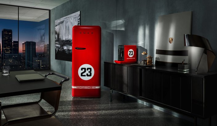 Czerwona lodówka i ekspres Porsche x SMEG 917 Salzburg w nowoczesnym wnętrzu inspirowanym duchem Le Mans