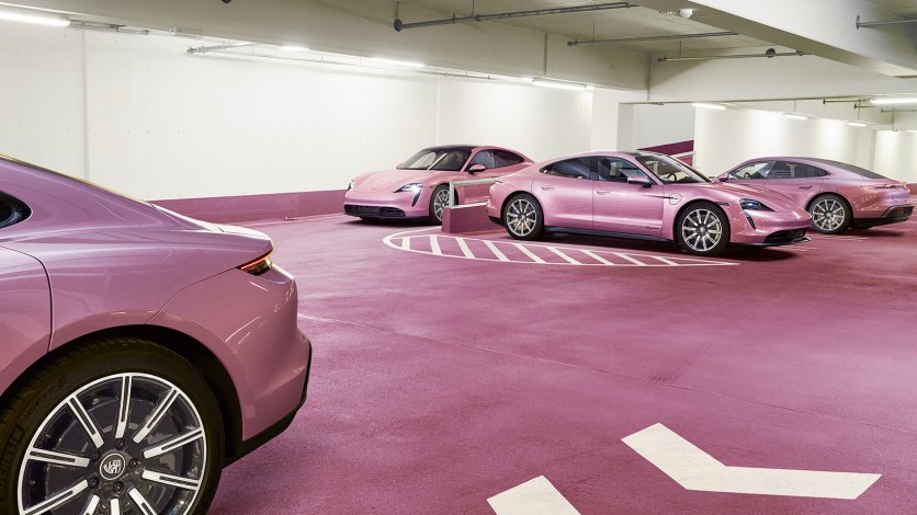 Różowe Porsche Taycan podczas autorskiego roadtripu Tomka Mąkolskiego — fotograficzna interpretacja motoryzacji inspirowana filmem „Ona”.