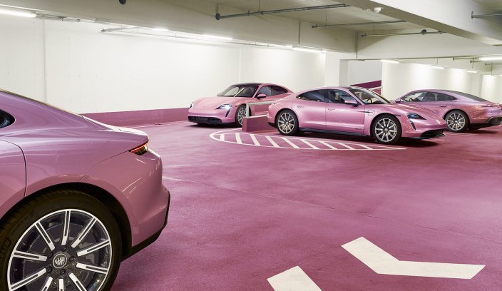 Różowe Porsche Taycan podczas autorskiego roadtripu Tomka Mąkolskiego — fotograficzna interpretacja motoryzacji inspirowana filmem „Ona”.