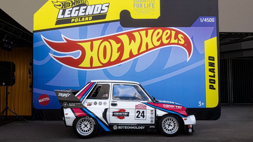 Fiat 126P Bis przed scenografią Hot Wheels podczas finału Legends Tour 2025.