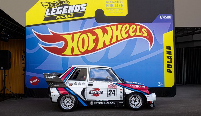 Fiat 126P Bis przed scenografią Hot Wheels podczas finału Legends Tour 2025.