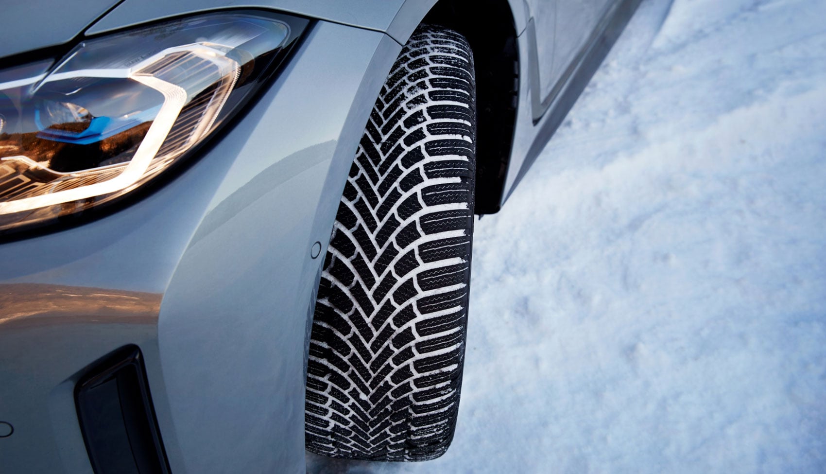 Opona zimowa Bridgestone Blizzak 6 zbliżenie na bieżnik pokryty śniegiem.