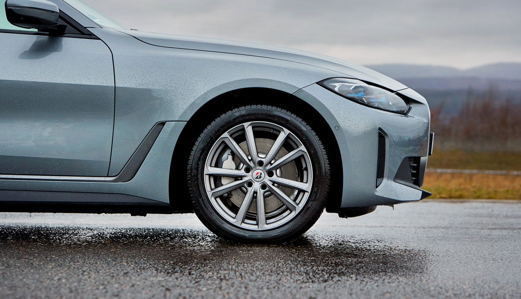 Auto na oponach Bridgestone testowanych na mokrej, deszczowej nawierzchni.