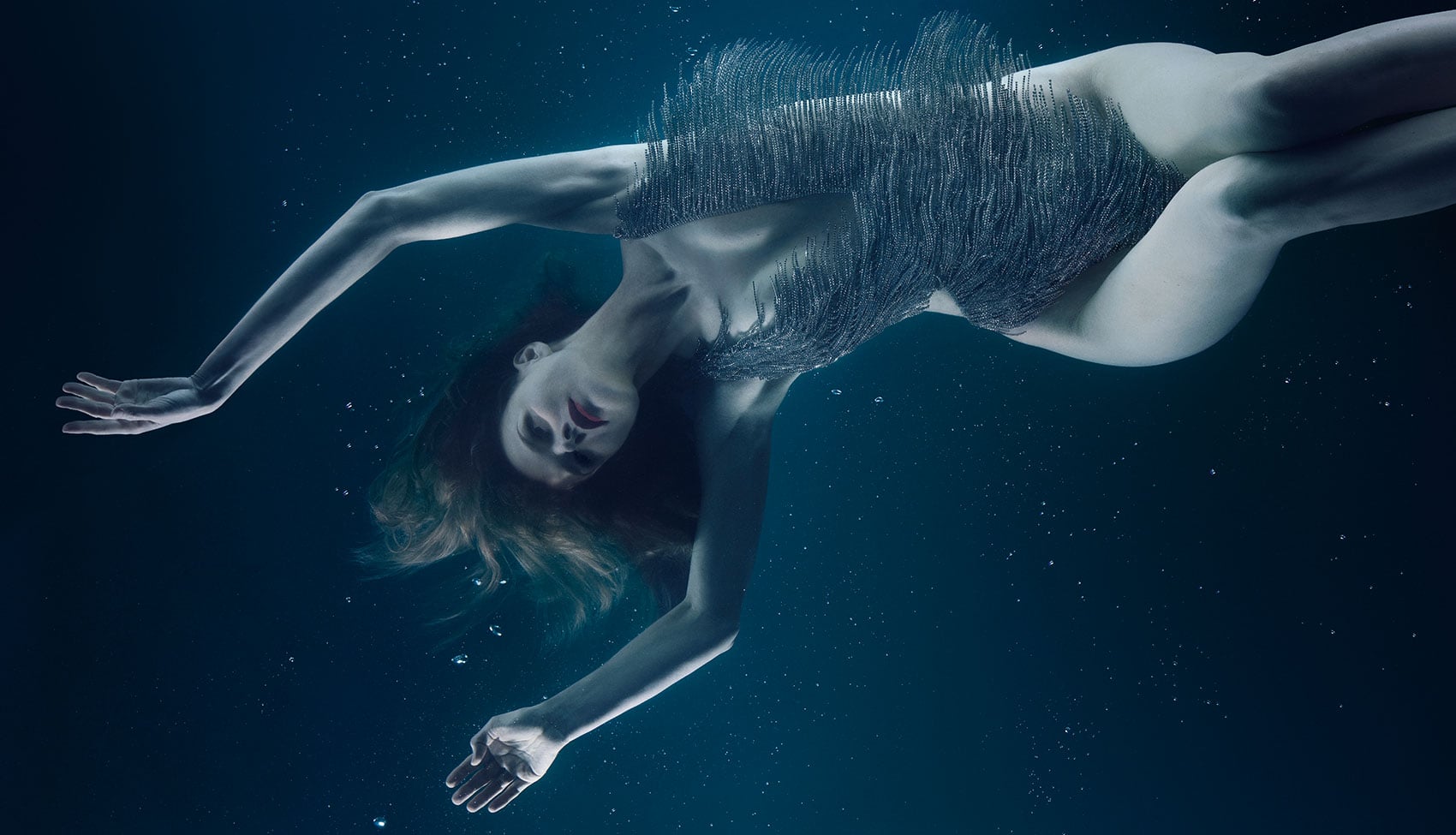 Eva Herzigová – podwodna interpretacja żywiołu wody w Pirelli Calendar 2026 Eva Herzigová unosząca się pod wodą w eterycznej pozie, przedstawiona jako interpretacja żywiołu wody