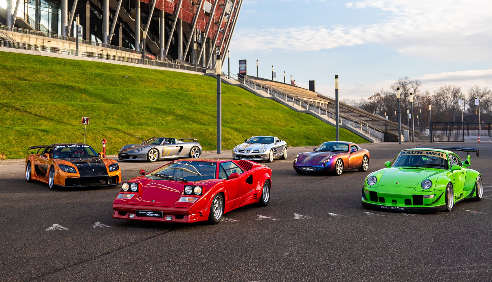 Supercary przed PGE Narodowym – Lamborghini Countach, TVR Tuscan i RWB Porsche Lamborghini Countach, TVR Tuscan, Porsche Carrera GT, Mercedes SLR McLaren oraz RWB Porsche ustawione przed PGE Narodowym na otwartej przestrzeni