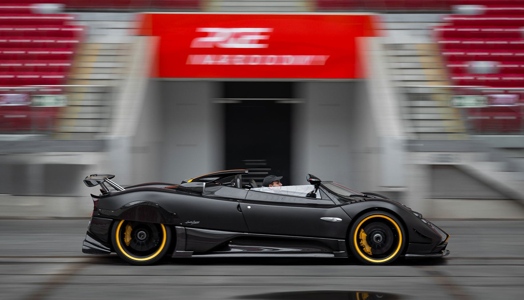 Pagani Zonda HP Barchetta w dynamicznym ujęciu na PGE Narodowym Pagani Zonda HP Barchetta w ruchu podczas przejazdu na płycie PGE Narodowego, uchwycone w efektownym rozmyciu tła