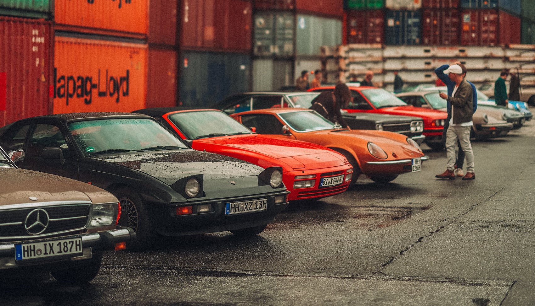 Klasyczne samochody ustawione w&nbsp;industrialnej przestrzeni portowej podczas wydarzenia Emil’s Garage