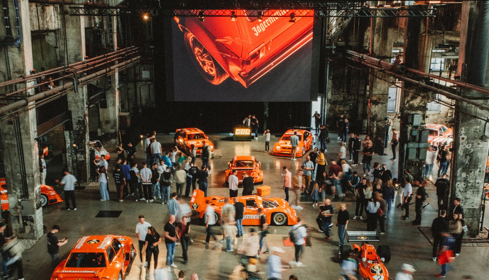 Spotkanie HEIZR Club w&nbsp;industrialnej hali – klasyczne samochody i&nbsp;swobodna atmosfera community