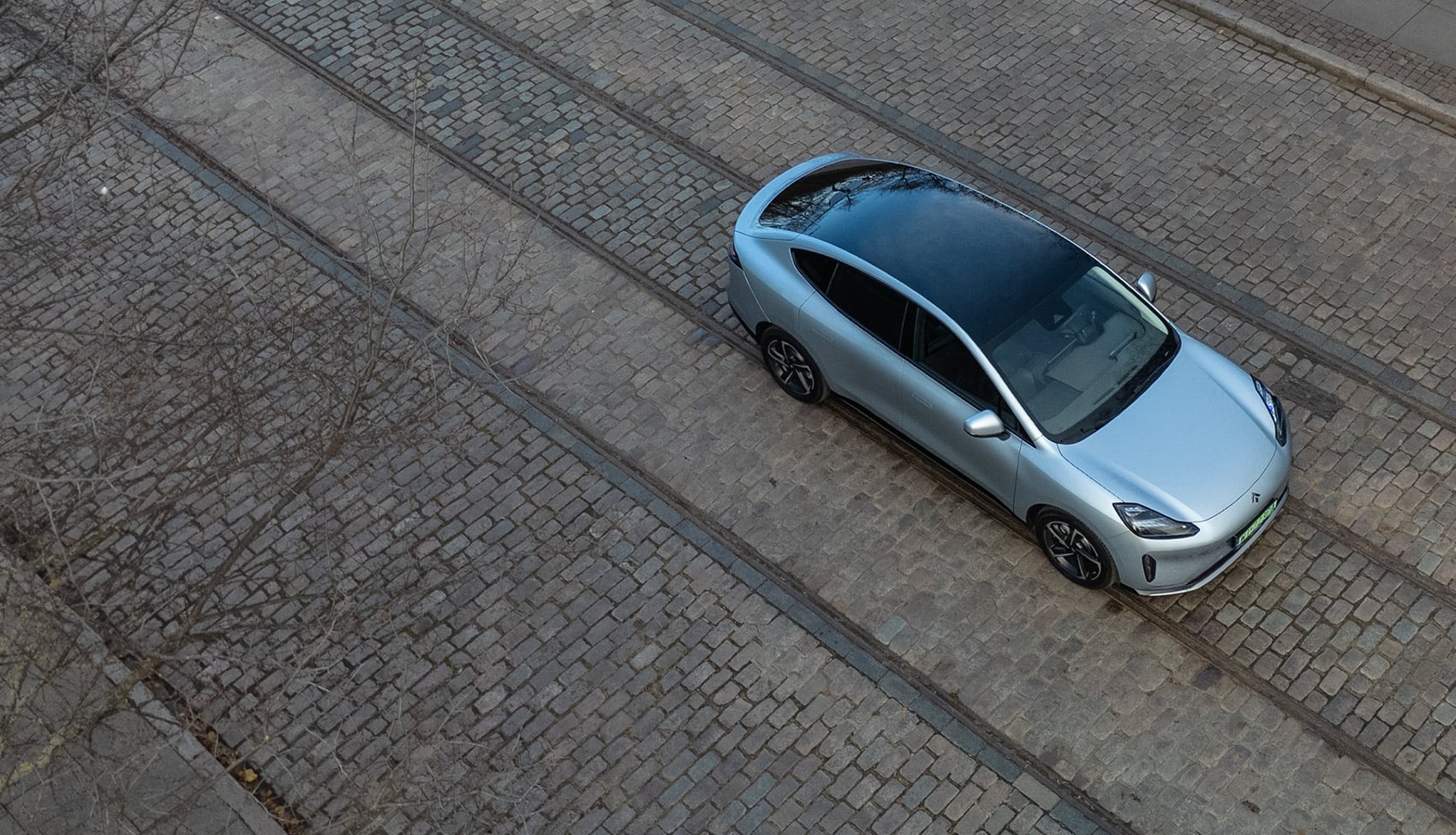 GAC Hyptec HT z&nbsp;lotu ptaka, ujęcie pod kątem na&nbsp;tle brukowanej nawierzchni i&nbsp;torów