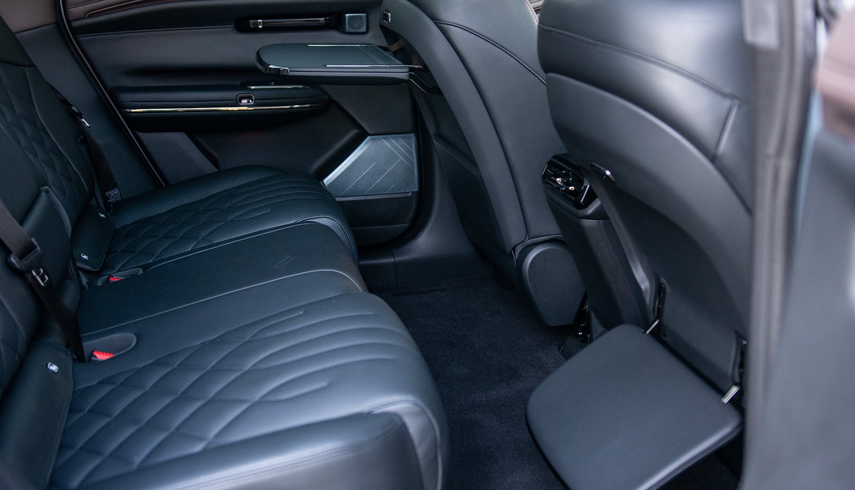 Wnętrze GAC Hyptec HT z&nbsp;tyłu: skórzana kanapa i&nbsp;elementy wykończenia drzwi