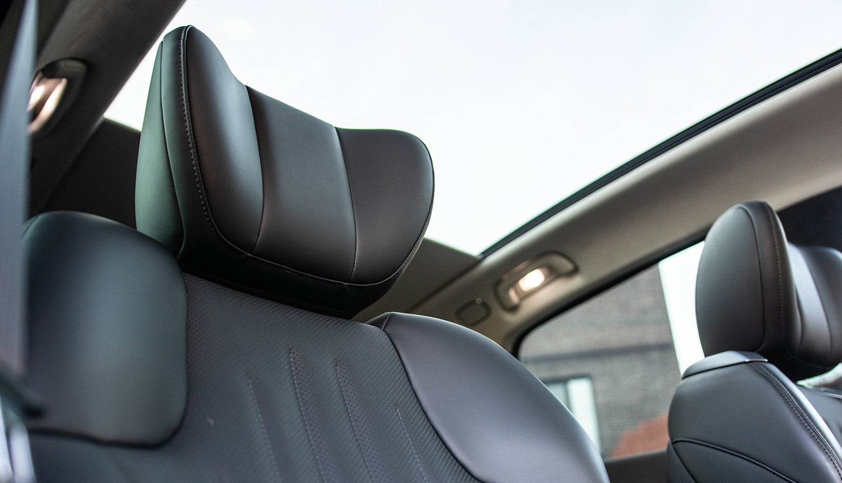 Zbliżenie na&nbsp;przedni fotel GAC Hyptec HT z&nbsp;zagłówkiem oraz widok na&nbsp;panoramiczny dach