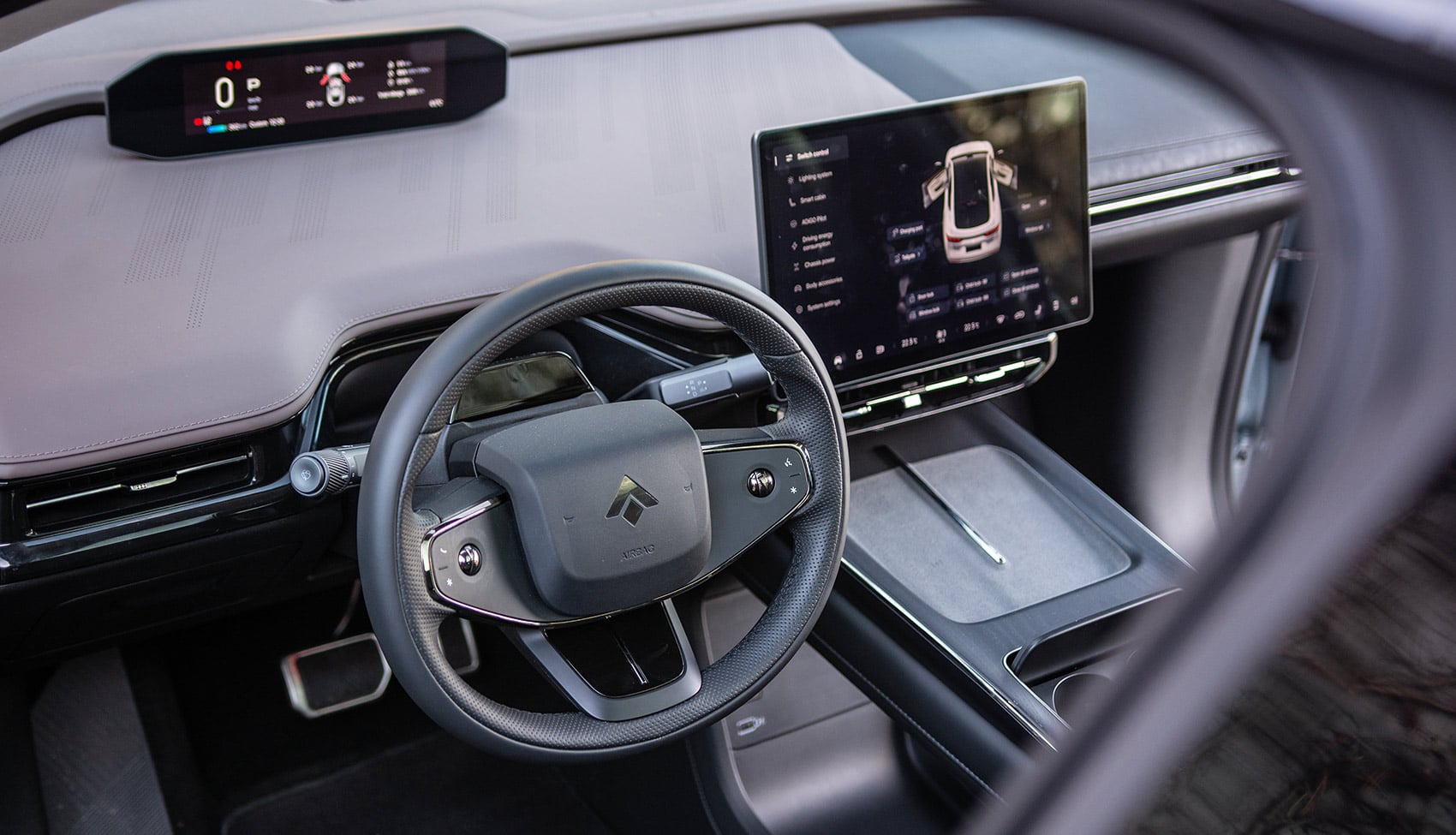 Wnętrze GAC Hyptec HT: kierownica, centralny ekran dotykowy i&nbsp;cyfrowe zegary