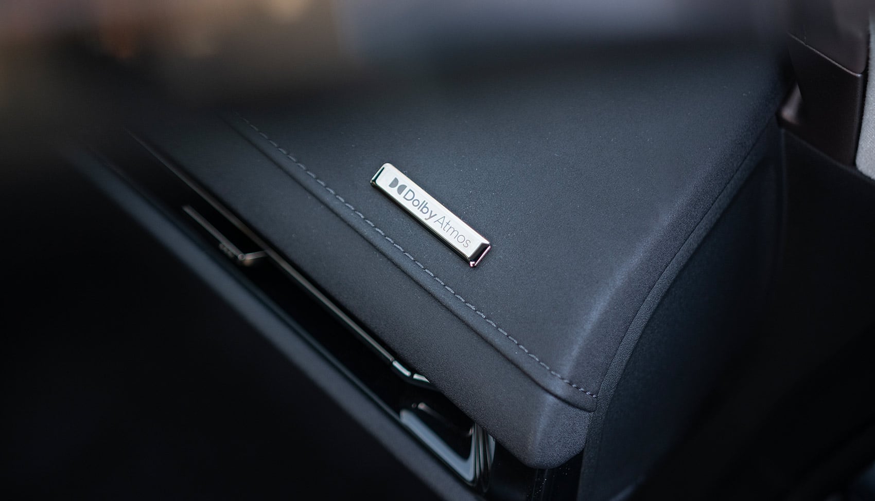 Zbliżenie na&nbsp;oznaczenie Dolby Atmos we wnętrzu GAC Hyptec HT