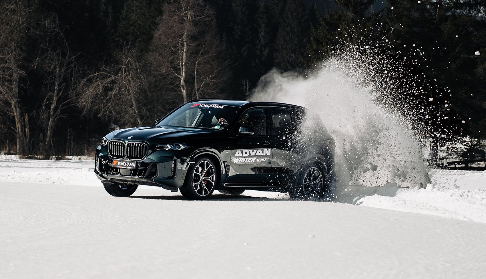 Sportowa jazda na&nbsp;śniegu podczas testów opon zimowych Yokohama