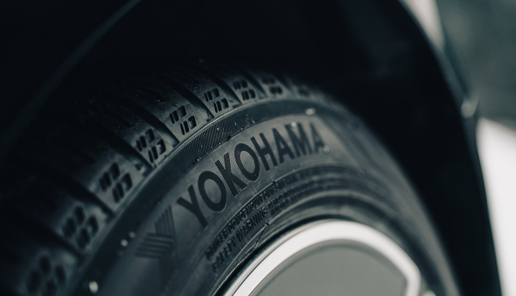 Zbliżenie bieżnika zimowej opony Yokohama Advan Winter V907