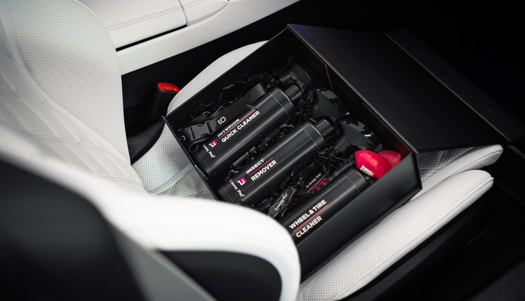 Ceramic Pro Spectrum – pielęgnacja wnętrza samochodu Kosmetyki Ceramic Pro Spectrum umieszczone we wnętrzu samochodu