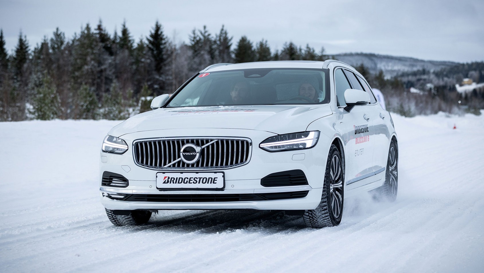Volvo wyposażone w opony Bridgestone Blizzak 6 podczas zimowych testów na śniegu.