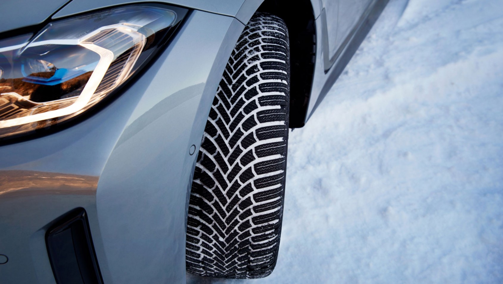 Opona zimowa Bridgestone Blizzak 6 zbliżenie na bieżnik pokryty śniegiem.