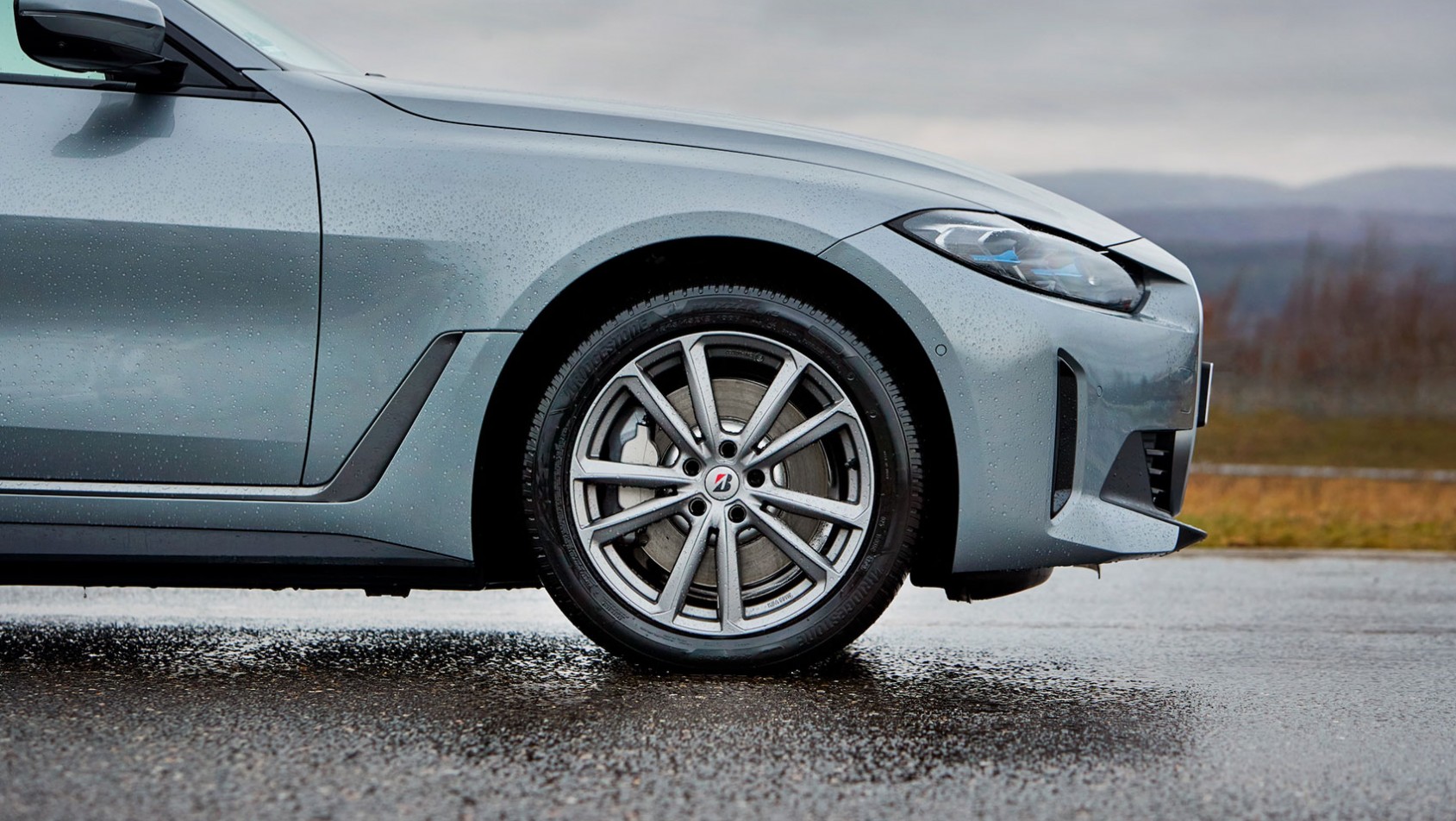 Auto na oponach Bridgestone testowanych na mokrej, deszczowej nawierzchni.