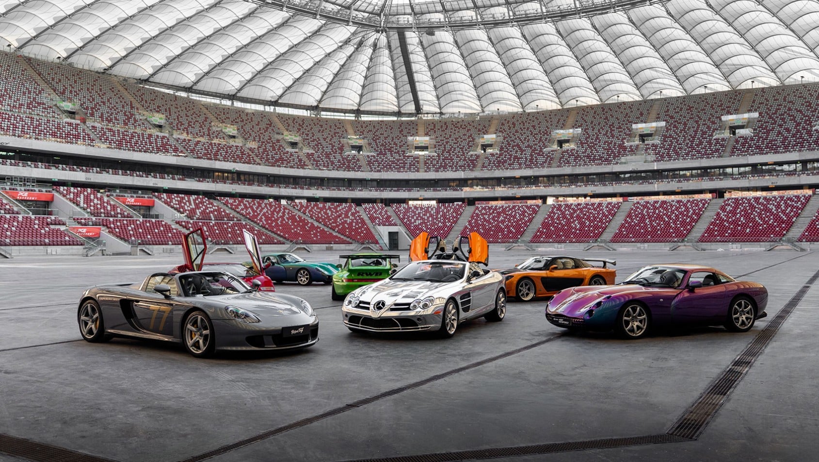 Porsche Carrera GT, Mercedes SLR McLaren, zielone RWB Porsche oraz TVR Tuscan ustawione w centralnej części PGE Narodowego podczas sesji Wystawy Castrol Ikony Motoryzacji