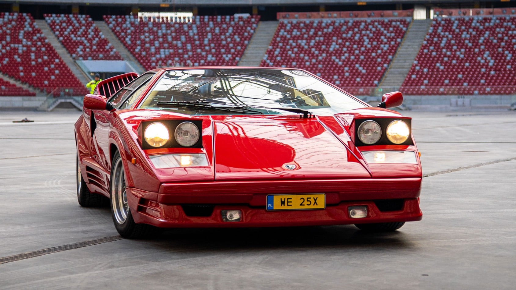 Czerwone Lamborghini Countach z podniesionymi światłami uchwycone w ruchu na płycie PGE Narodowego