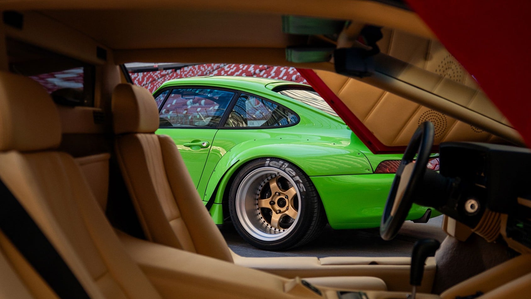 Pagani Zonda HP Barchetta w ruchu podczas przejazdu na płycie PGE Narodowego, uchwycone w efektownym rozmyciu tła