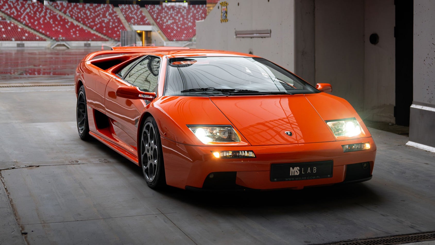 Lamborghini Diablo 6.0 w pomarańczowym kolorze na płycie PGE Narodowego