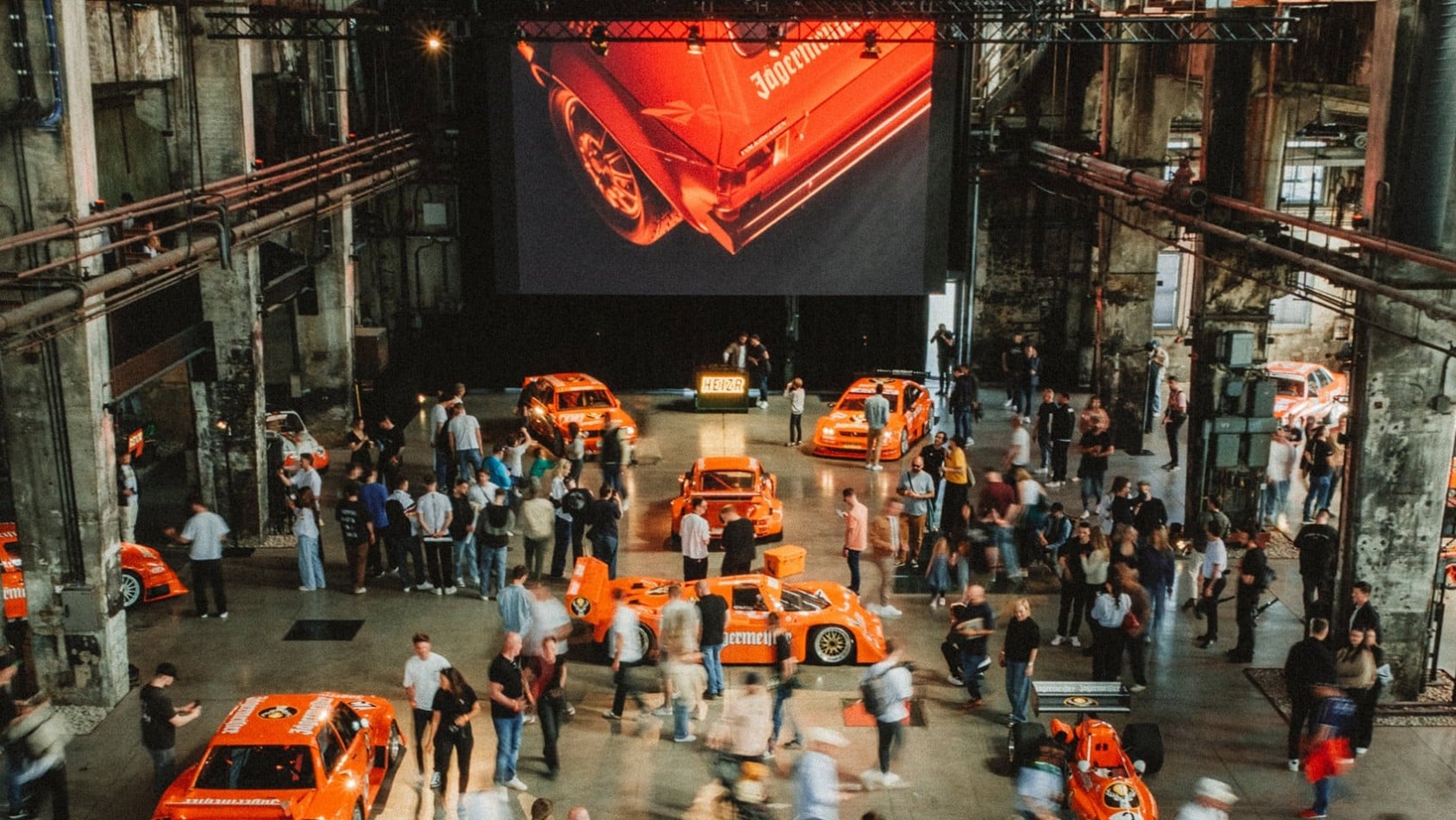 Spotkanie HEIZR Club w industrialnej hali – klasyczne samochody i swobodna atmosfera community