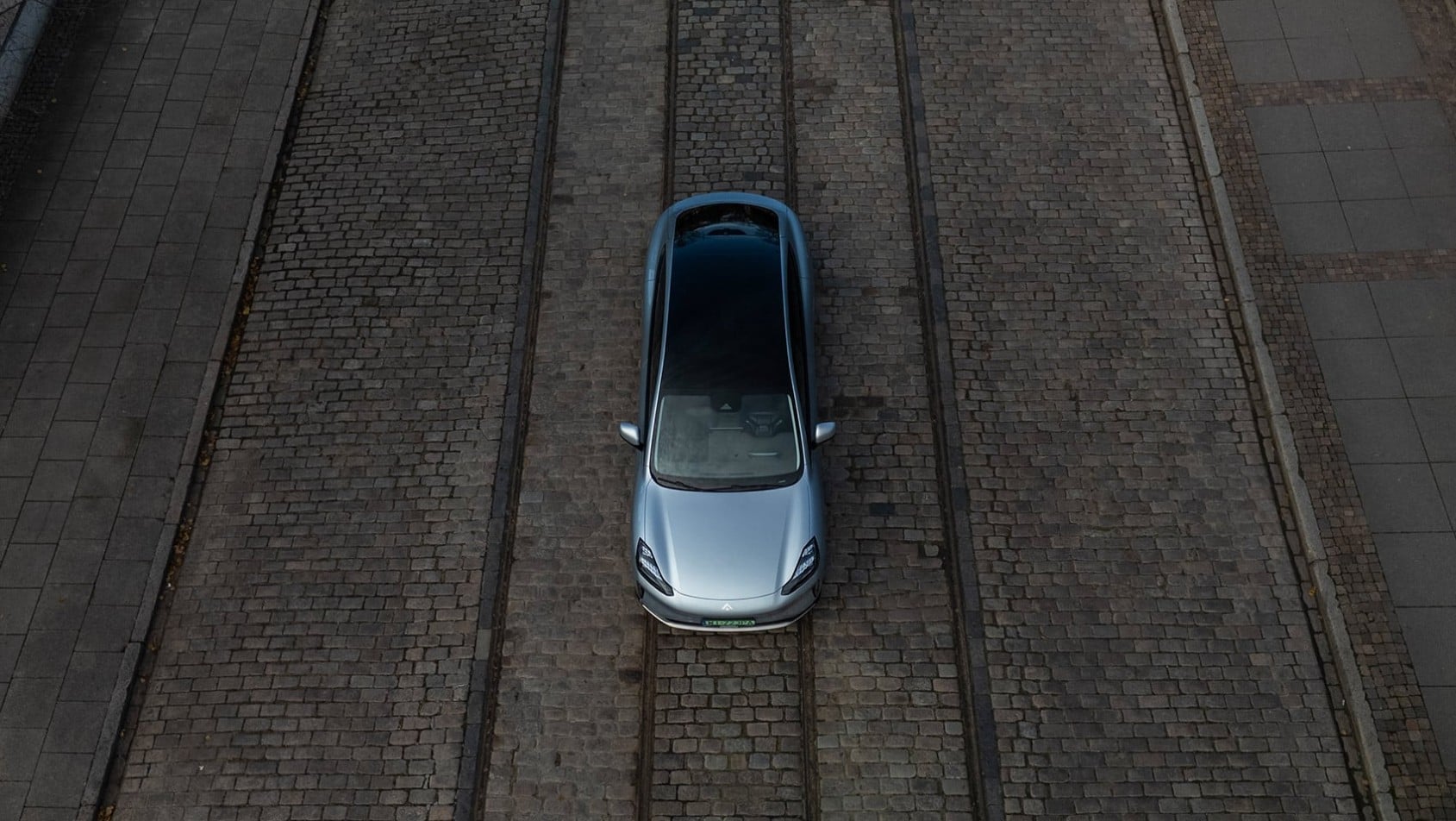 GAC Hyptec HT widziany z góry na brukowanej ulicy z torami tramwajowymi