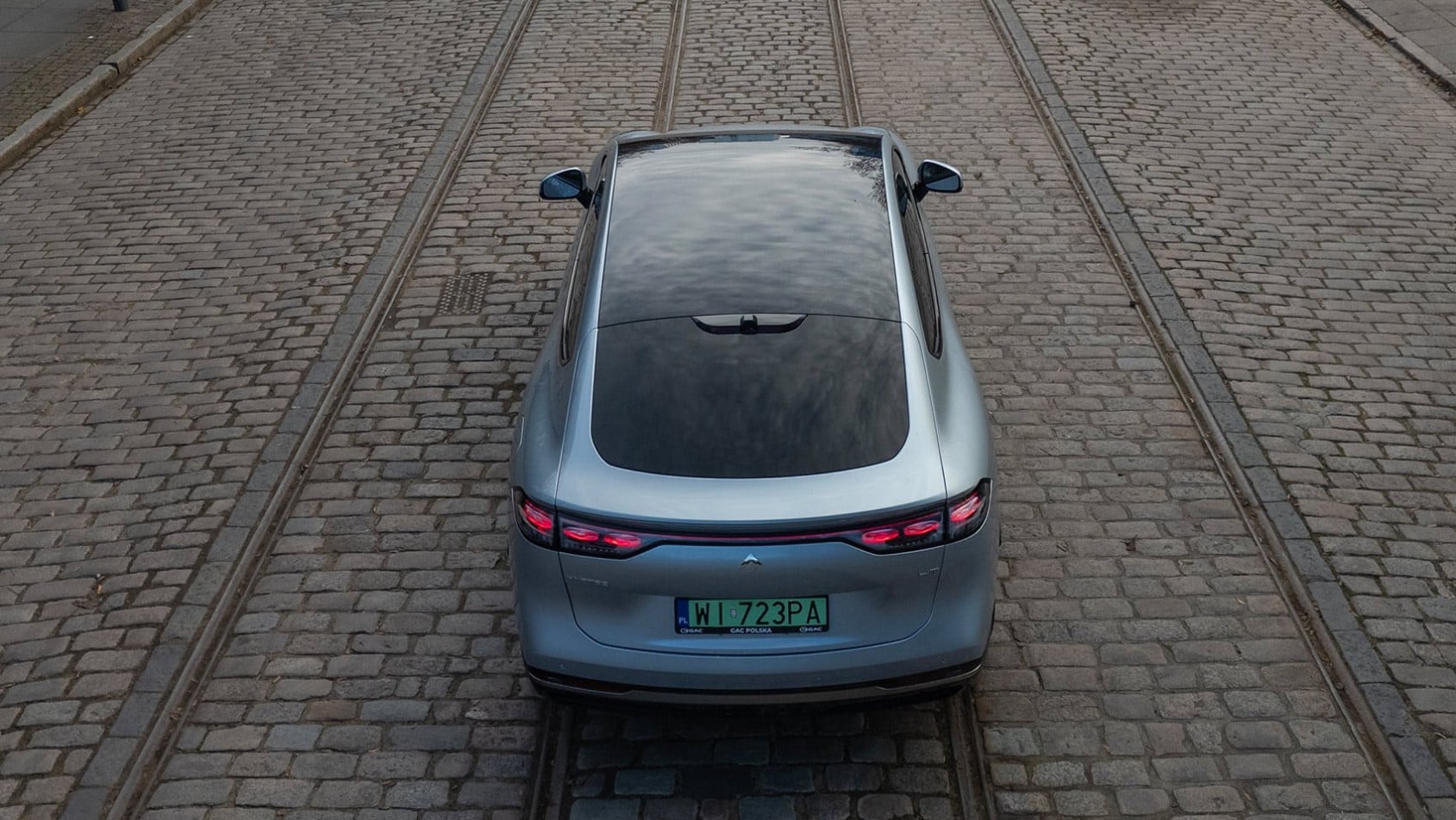 Widok z góry na tył GAC Hyptec HT stojącego na torowisku, z widocznym pasem tylnych świateł