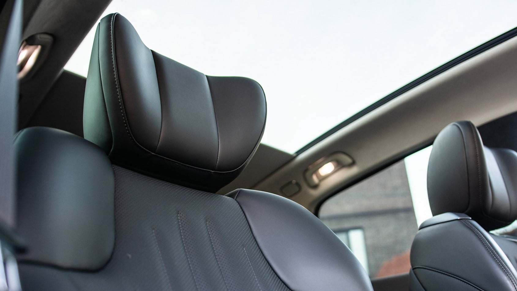 Zbliżenie na przedni fotel GAC Hyptec HT z zagłówkiem oraz widok na panoramiczny dach
