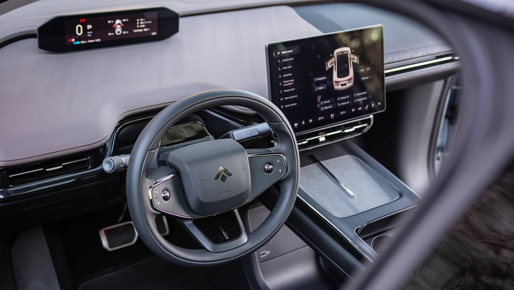 Wnętrze GAC Hyptec HT: kierownica, centralny ekran dotykowy i cyfrowe zegary