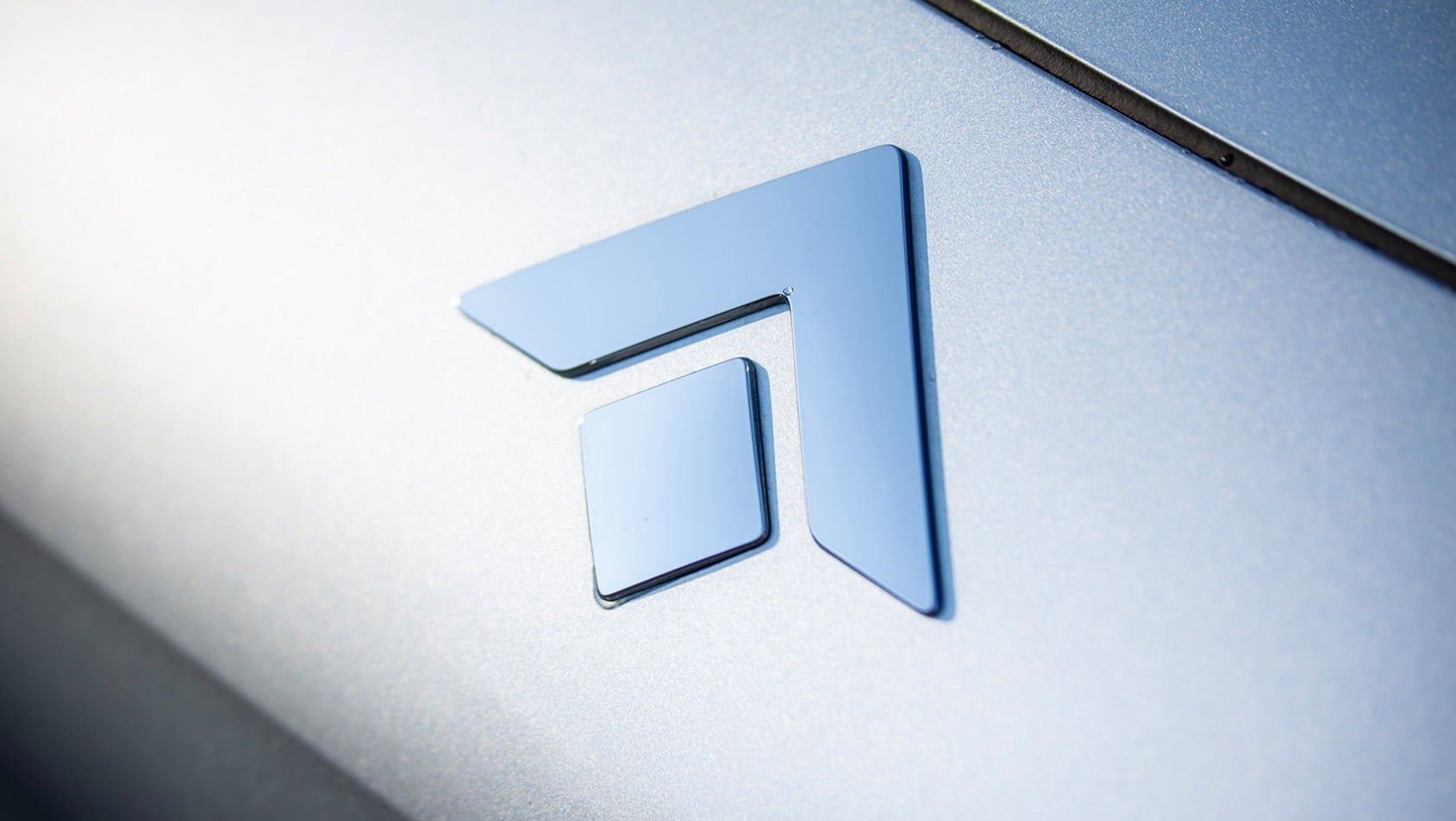 Zbliżenie na logo GAC na srebrnej karoserii Hyptec HT