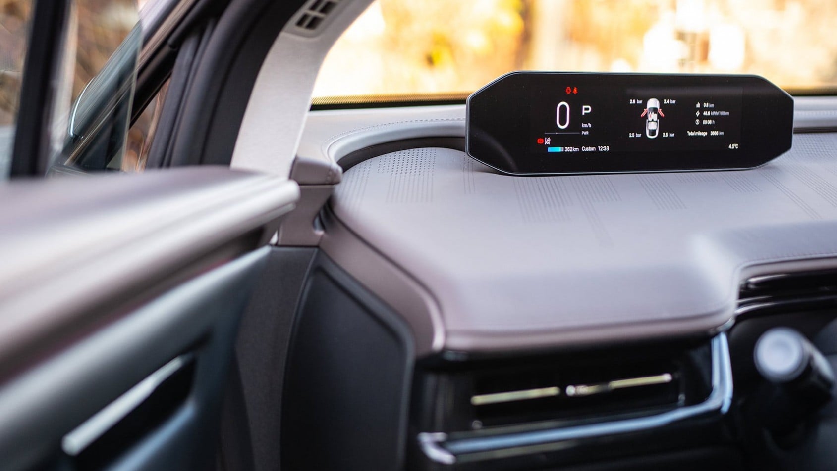 Cyfrowy wyświetlacz kierowcy w GAC Hyptec HT pokazujący prędkość i dane pojazdu