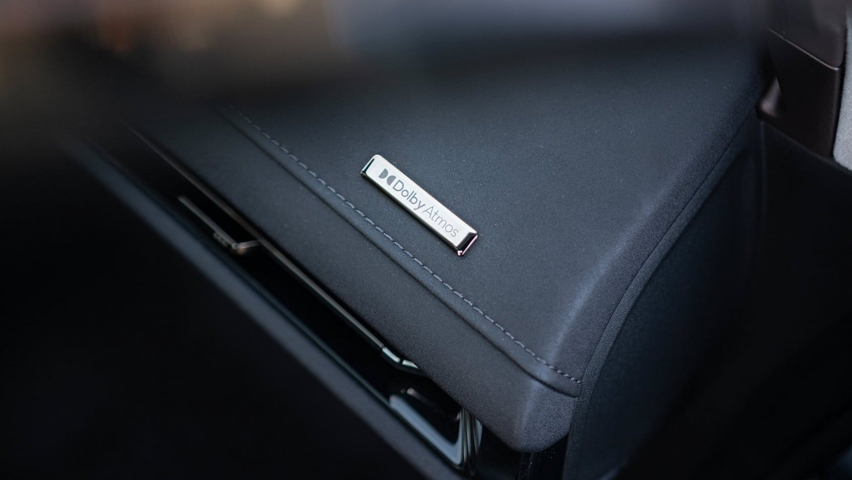 Zbliżenie na oznaczenie Dolby Atmos we wnętrzu GAC Hyptec HT