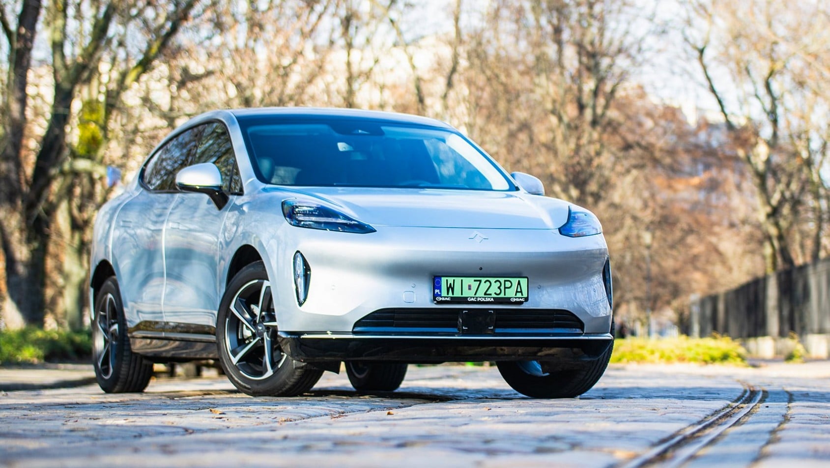 Przedni widok GAC Hyptec HT na brukowanej drodze, ujęcie 3/4