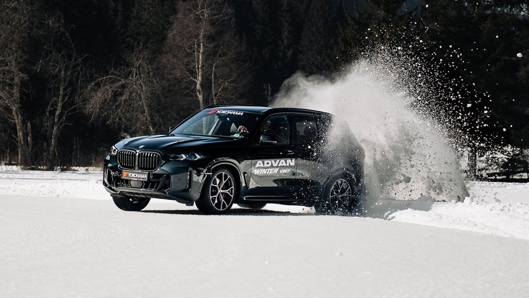 Sportowa jazda na śniegu podczas testów opon zimowych Yokohama