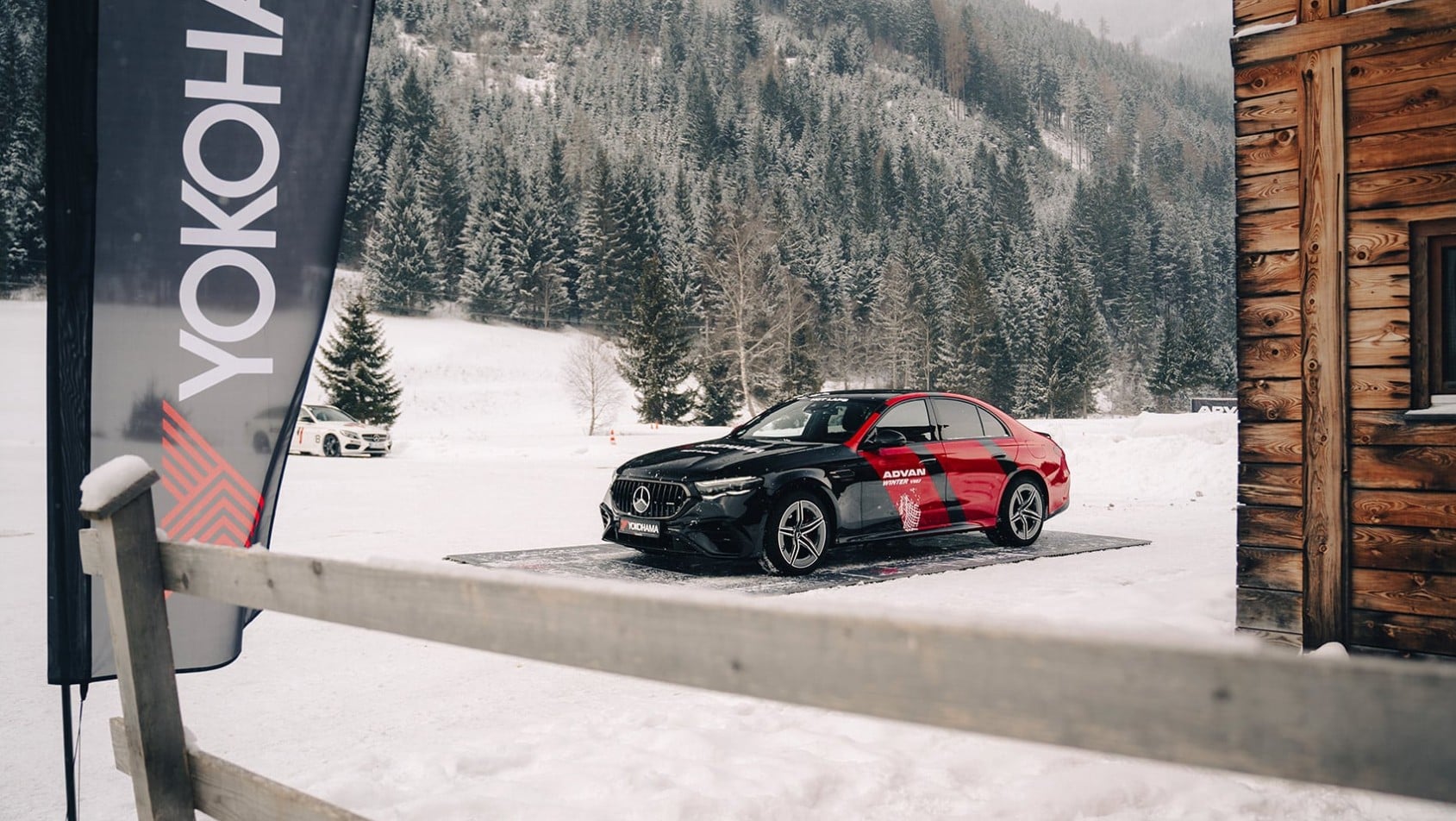 Samochód testowy na oponach Yokohama Advan Winter V907 podczas zimowych prób w Alpach