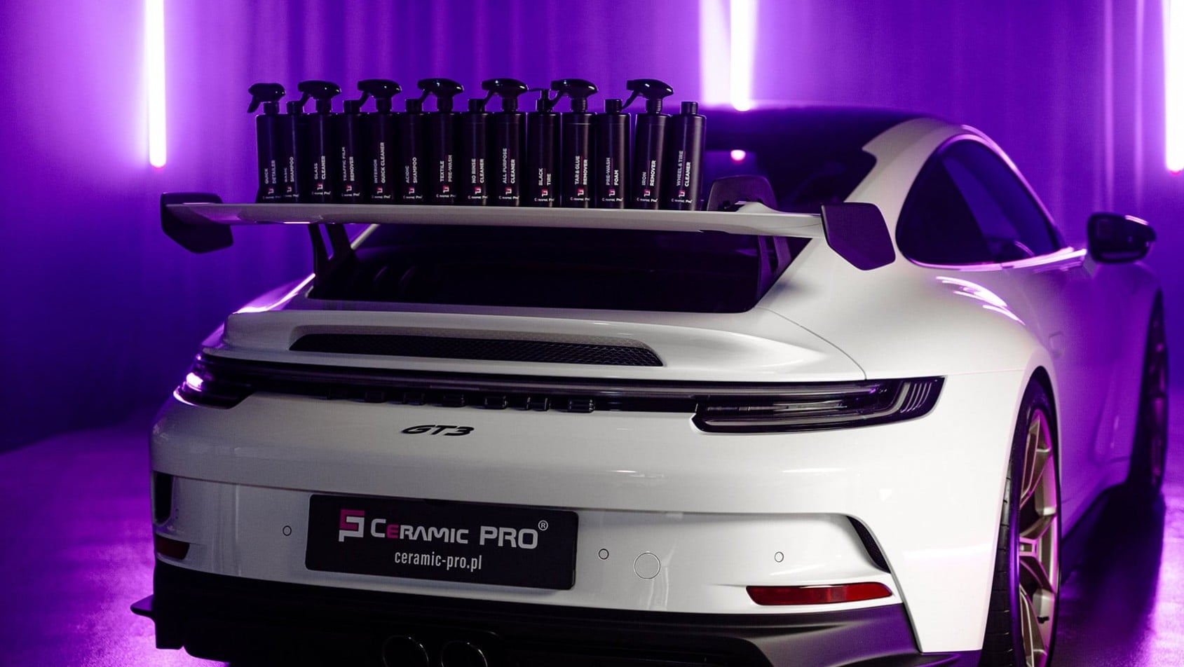 Samochód sportowy zabezpieczony powłokami Ceramic Pro z linią kosmetyków Spectrum na tylnym skrzydle
