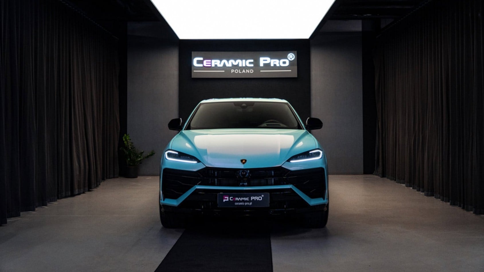 Samochód zabezpieczony powłokami Ceramic Pro w studiu detailingowym