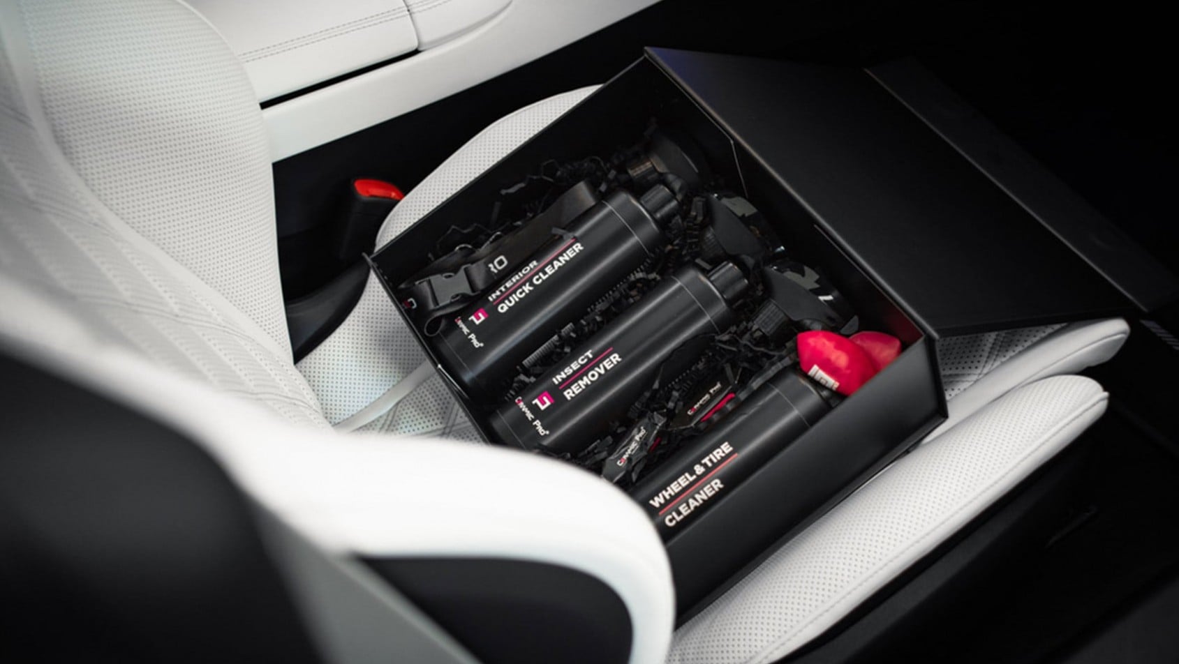 Kosmetyki Ceramic Pro Spectrum umieszczone we wnętrzu samochodu