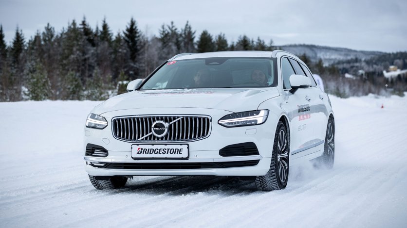 Volvo wyposażone w opony Bridgestone Blizzak 6 podczas zimowych testów na śniegu.