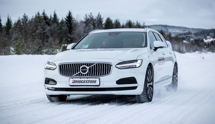 Volvo wyposażone w opony Bridgestone Blizzak 6 podczas zimowych testów na śniegu.