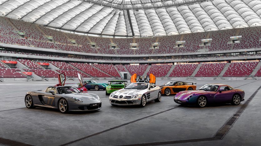 Porsche Carrera GT, Mercedes SLR McLaren, zielone RWB Porsche oraz TVR Tuscan ustawione w centralnej części PGE Narodowego podczas sesji Wystawy Castrol Ikony Motoryzacji