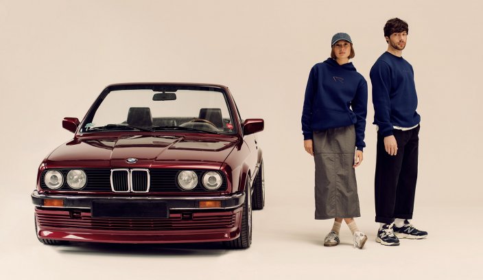 Klasyczne BMW zestawione z sylwetkami ubrań PTRLSM w minimalistycznym studiu