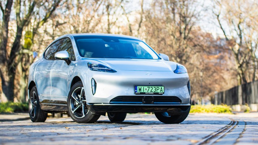 Przedni widok GAC Hyptec HT na brukowanej drodze, ujęcie 3/4