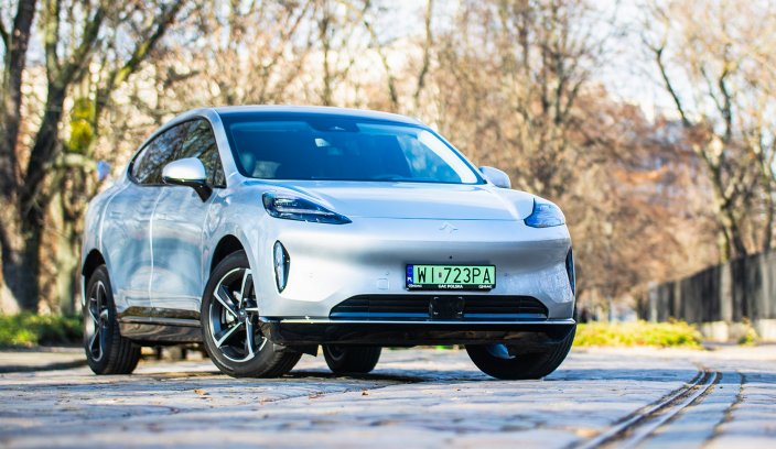 Przedni widok GAC Hyptec HT na brukowanej drodze, ujęcie 3/4