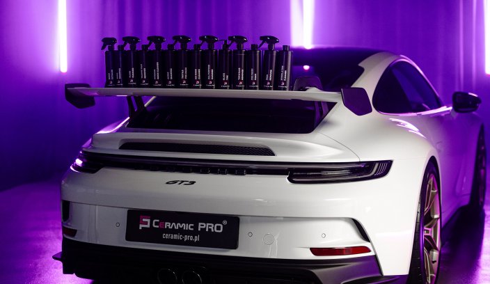 Samochód sportowy zabezpieczony powłokami Ceramic Pro z linią kosmetyków Spectrum na tylnym skrzydle