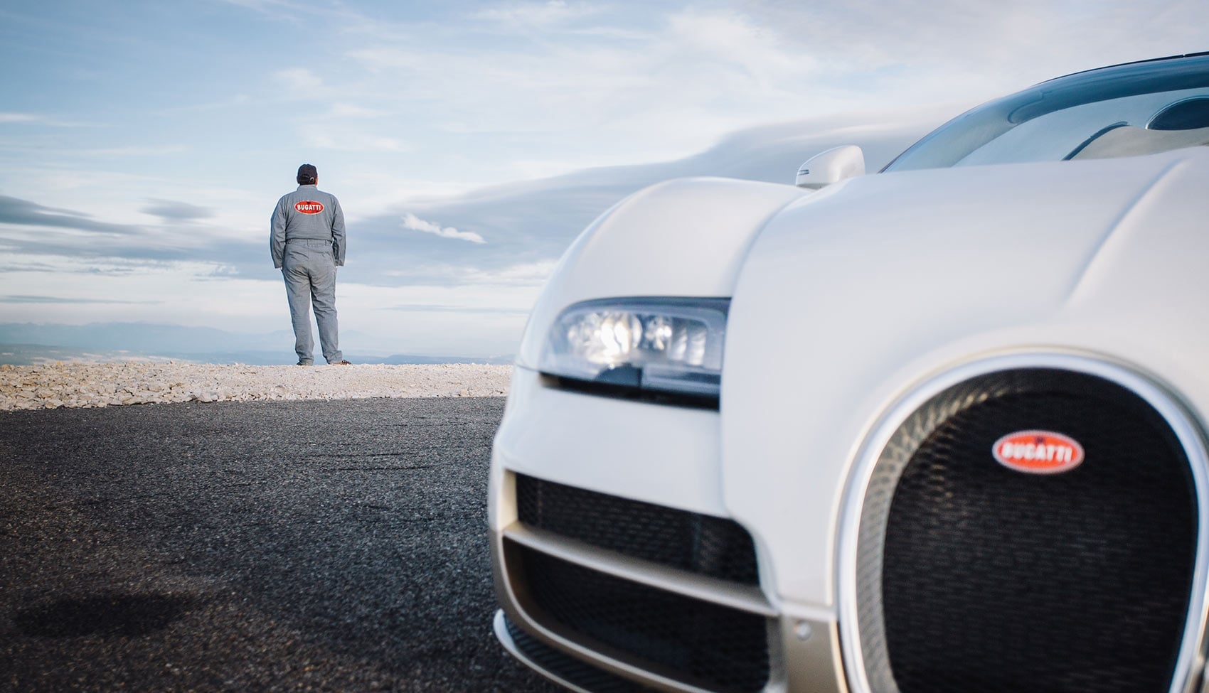 Detal Bugatti na&nbsp;tle górskiego krajobrazu podczas sesji zdjęciowej